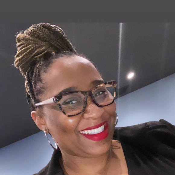 Poshmark profile picture for @graves
